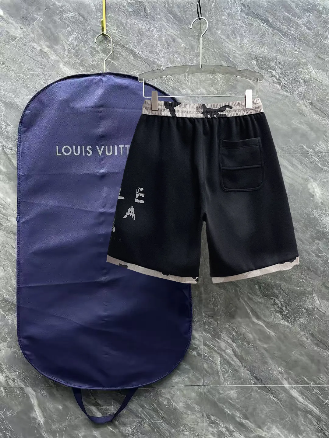 Balenciaga's three-standard complete 2026 summer New Arrival men's casual shorts, advanced custom-made Breathable fabric, Breathable fabric, extremely stretchy and comfortable, impeccable details, top-grade accessories, original logo design concept, delicate and soft feel! The upper body fit is awesome! Size: M-XXXL Please state your height and weight when ordering